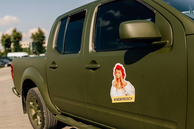 «Донат у вигляді пікапа»: Леся Нікітюк придбала й передала авто для військових